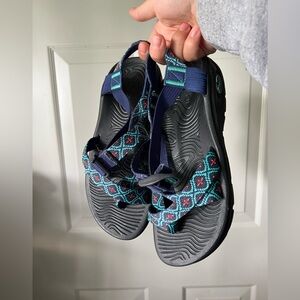 Women’s Zvolv Chacos size 7
